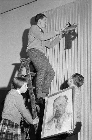 Pioniere beim Aufhängen eines Porträts von Walter Ulbricht