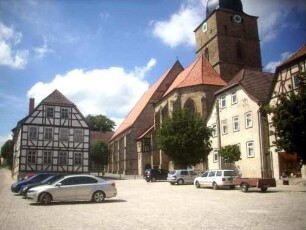 Ansicht von Osten mit Kirche sowie Kirchhof im Süden und angrenzenden Häusern