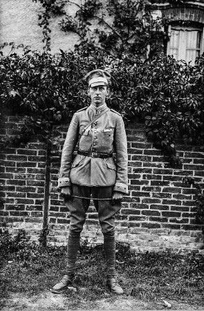 Porträt Leutnant der Reserve Graf Rex, Kommandeur der am 02.10.1914 in Boncourt untergebrachten 6. Fußartillerie-Kolonne, an diesem Tag mit dem Eisernen Kreuz ausgezeichnet. Blatt 8 unten