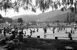 "5000" Leute im Freiburger Strandbad: im Vordergrund Planschbecken