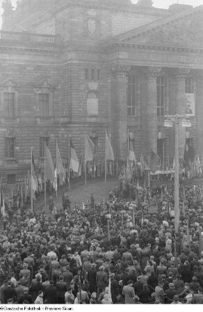 Demonstration auf dem Dimitroffplatz wider das Verbotsverfahren gegen die Kommunistische Partei Deutschlands in der Bundesrepublik Deutschland
