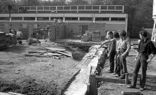 Albschule für geistig Behinderte am Scheibenhardter Weg 23. Bau einer Turnhalle
