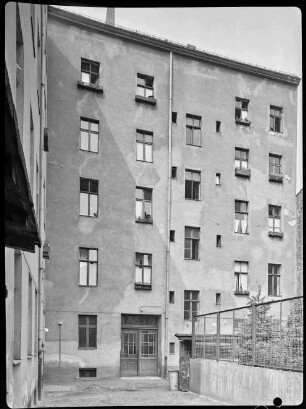 Blick in einen Hinterhof der Wilmersdorfer Straße