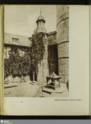 Burghof des Falkensteins. Rechts der Bergfried