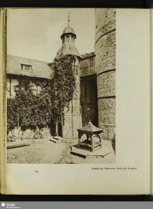 Burghof des Falkensteins. Rechts der Bergfried