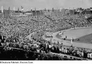 Einmarsch von Sportlern in das Walter-Ulbricht-Stadion