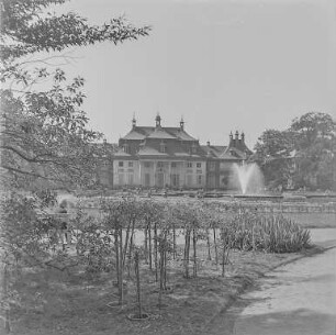 Pillnitz : Dresden-Pillnitz. Schloss Pillnitz. Blick über den Schlosspark zum Neuen Palais