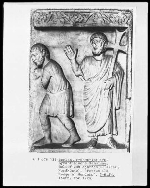 Relief mit Petrus als Zeuge eines Wunders
