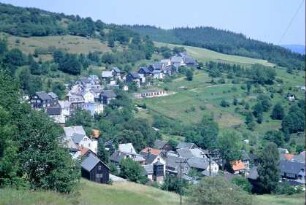 Dorf und umgebende Landschaft
