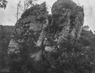 Zerbrochener Findling : Blick auf einen zerbrochenen Findling