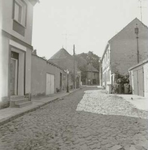 Brandstraße. Fahrbahn mit Bruchsteinpflasterung : Beeskow (Landkreis Oder-Spree), Brandstraße. Fahrbahn mit Bruchsteinpflasterung