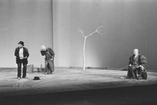 Szenenbilder aus "Warten auf Godot", Theaterstück von Samuel Beckett. Schiller-Theater Berlin, Februar 1965