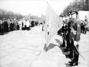 Festveranstaltung beim Sowjetischen Ehrenmal in der Schönholzer Heide in Berlin (Ost)