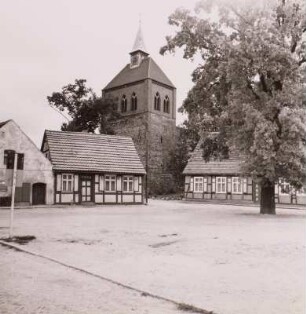 Arneburg, Alter Markt mit Blick auf die Stadtkirche Sankt Georg