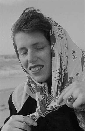 Renate Rössing am Prerower Weststrand