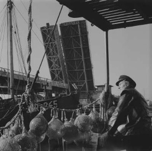 Stralsund. Rügendamm-Brücke, geöffnet, im Vordergrund Segelschiffe