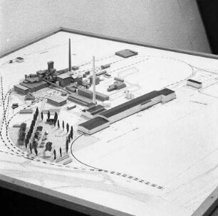 Bau einer Papierfabrik durch die Firma E. Holtzmann & Cie AG und die Ettlingen-Maxauer Papier- und Zellstoffwerke auf dem Gelände östlich des Zellstoffwerkes Maxau.