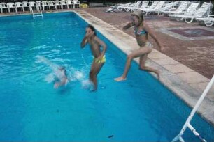 DDR. Kinder in einem Freibad