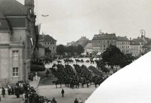 Bautzen. Parade des 3. Husarenregiments Nummer 20 der Königlich-sächsischen Armee auf dem Kornmarkt anläßlich ihres Einzuges in die Barbarakaserne