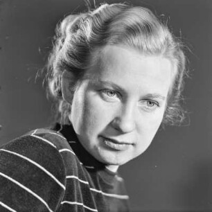 Frau mit gestreiftem Pullover