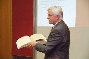 Oberlandesgericht, Historische Protokolle des Sächsischen Landtags digital : Historische Protokolle des Sächsischen Landtags digital. Jahrgänge 1919-1933 und 1946-1952. Präsentation im Festsaal des Oberlandesgerichts (ehemaliges Ständehaus), 22. Mai 2008. Angebot der Digitalen Bibliothek der SLUB, Sächsische Landesbibliothek – Staats- und Universitätsbibliothek Dresden. Prof. Dr. Thomas Bürger, Generaldirektor Sächsische Landesbibliothek – Staats- und Universitätsbibliothek Dresden (SLUB), mit einem restaurierten Band