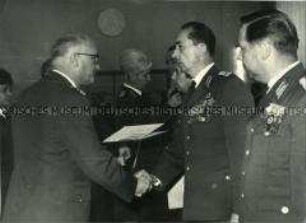 Friedrich Dickel bei einer Auszeichnungs-Veranstaltung
