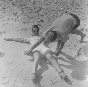 Elisabeth Gremmler und ein befreundeter Mann spielen am Strand