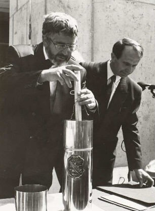 Dr. Friedrich Richter legt die Urkundenrolle in die Kassette, daneben Albrecht Gärtner