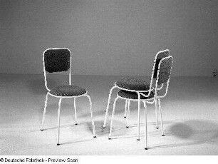 Stapelstuhl : Stahlrohrmöbel. Drei Stapelstühle (1985; VEB Möbelkombinat Dresden-Hellerau)