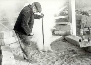 Holzkohlenherstellung in Rietschen : Handwerkstechniken - Kohlen- und Pechbrennerei. Ort: Rěčicy / Rietschen. Köhlerei. Kontrolle des Luftschachtes auf dem Meilerofen.
