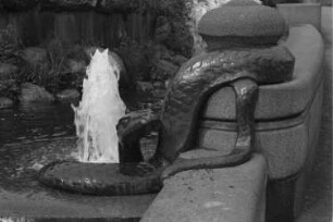Gefion-Brunnen : Reisefotos Dänemark. Kopenhagen, Churchillpark. Gefion-Brunnen. Bronze (1908; A. Bundgaard). Schlange am Rand des Brunnenbeckens