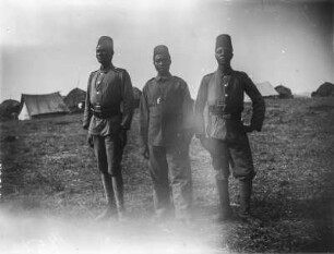 Deutsche Kolonialsoldaten : Gruppenportrait mit drei deutschen Kolonialsoldaten