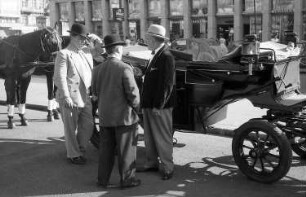 Wien: Fiaker vor seiner Kutsche, mit Kutsche vor der Oper