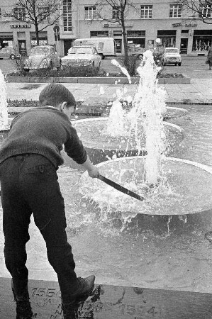 Spiel mit dem Wasser am Brunnen auf dem Gottesauer Platz.