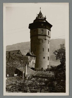 Oberwesel. Wehrturm an der Stadtmauer : Oberwesel. Rheinland-Pfalz. Der um 1250 errichtete Rote Turm an der Stadtmauer