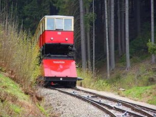 Standseilbahn bei Oberweissbach : Von der Talstation Obstfelderschmiede überwindet die steilste Standseilbahn der Welt für normalspurige Eisenbahnwagen auf einer Länge von 1360 m einen Höhenunterschied von 320 m bis zur Bergstation. Aufgenommen bei Oberweissbach am 29. April 2012