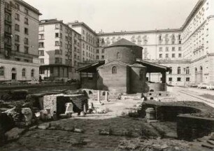 Bulgarien, Sofia. Kirche Sveti Georgi (Heiliger Georg), errichtet im 4. Jahrhundert als römisches Bad, im 6. Jahrhundert unter Justinian umgebaut. Im Hintergrund Wohn- und Geschäftsbauten, um 1952