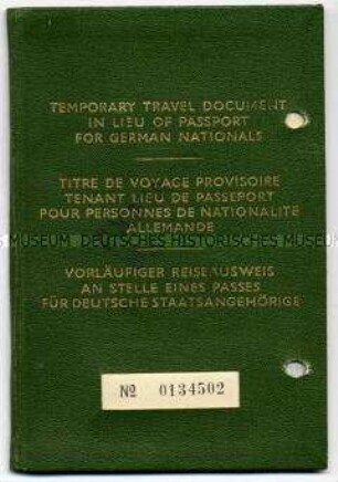 Vorläufiger Reiseausweis der Militärregierung von Werner Stielau - Familienkonvolut
