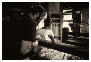 DER REIFENDREHER ANDREAS WERNER BEI DER ARBEIT