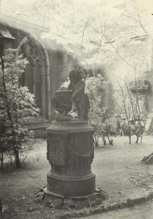 Klassizistisches Denkmal mit Urne und Putto