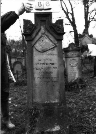 Grabstein 86 (Index: 100100413) Maße HxBxT: 135x42x26 cm: Grabstein 86