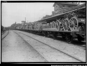 Auf Eisenbahnwaggons auf dem Wolfenbütteler Bahnhof verladene, geschmückte Lafetten (August 1914) (älterer Positivabzug vorhanden) Enthält: Platte 55
