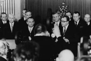 Die Staatssekretäre Egon Bahr und Michael Kohl während der Unterzeichnung den Verkehrsvertrags zwischen der DDR und der BRD