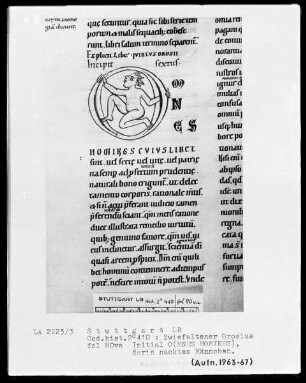 Orosius, Historiarum libri septem adversos paganos — Initiale O (mnes homines) mit einem Kletterfigürchen, Folio 80verso