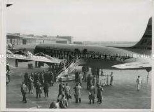 Passagiere beim Verlassen des Flugzeugtyps "Clipper" der amerikanischen Fluggesellschaft PanAm