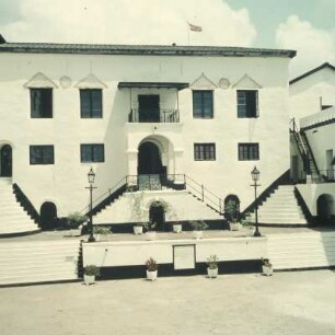 Elmina. Im Hof des ehemaligen portugiesischen Forts, 12. April 1959