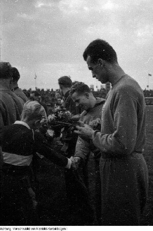Dresden. Emil Zátopek, Olympiasieger im Marathonlauf 1952 in Helsinki, in Dresden zu Wettkämpfen in der Leichtathletik im Rudolf-Harbig-Stadion, Oktober 1950 & Dresden. Freundschaftswettkämpfe zwischen der CSSR (mit Emil Zátopek) und der DDR im Rudolf-Harbig-Stadion (Leichtathletik), 12. Oktober 1950