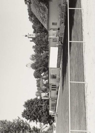 Blick über den Sportplatz zur Katholischen Kirche St. Martini Episcopi Confessaris