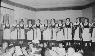 Volkskunstgruppe aus dem Erzgebirge - auf der Bühne : Volkskunstgruppe aus dem Erzgebirge