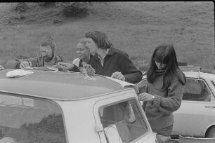 Čičmany. Akt-Pleinair 1980. Volkhard Wilhelm, eine junge Frau, Claus Baumann und Eva Mahn während einer Besprechung